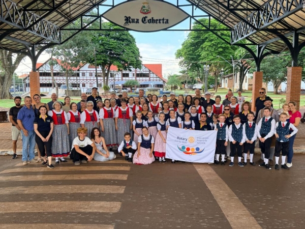 Rotarianos dos USA posam com grupos de danças tradicionais Germânicas de Quatro Pontes